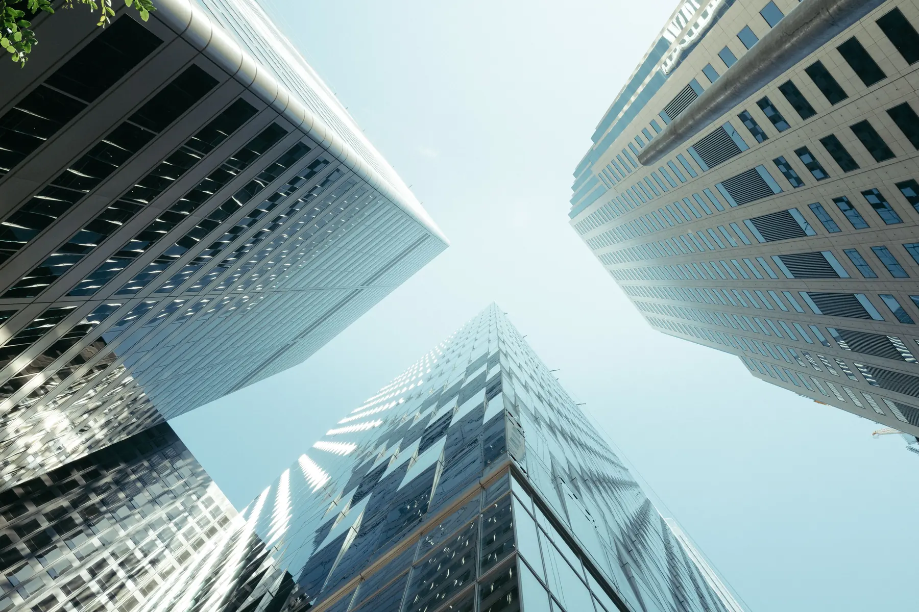 Des tours de bureaux vues en contre-plongée.